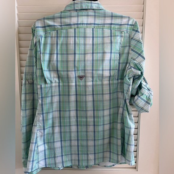 Columbia women’s hiking long sleeve shirt, size Large but can fit a medium. - Picture 7 of 8